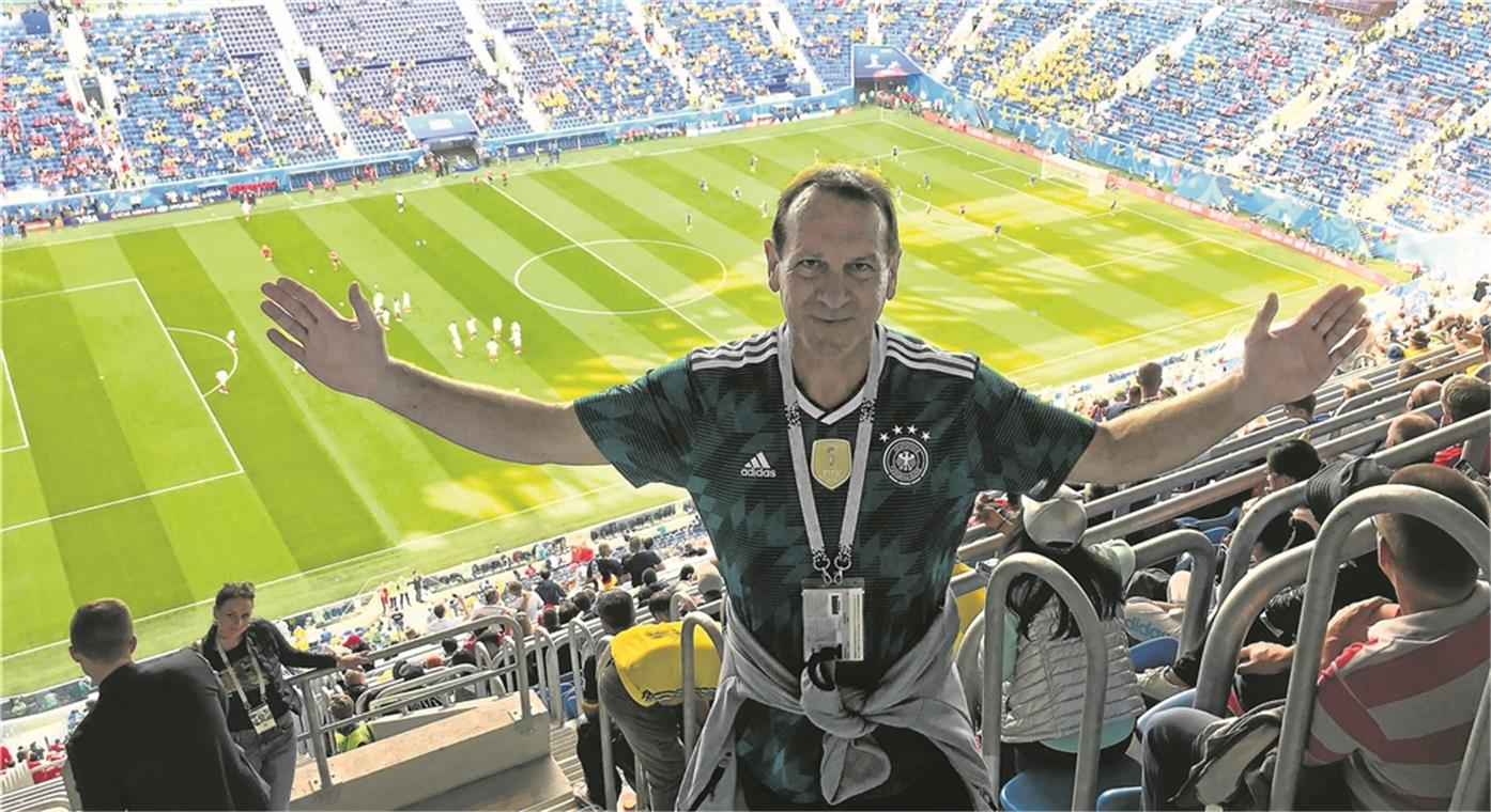 Mittendrin statt nur dabei: Dietmar Meyer im Krestoski-Stadion in Sankt Petersburg. Auch wenn hier die Schweiz gegen Schweden spielte – das Deutschlandtrikot blieb an.Foto: privat