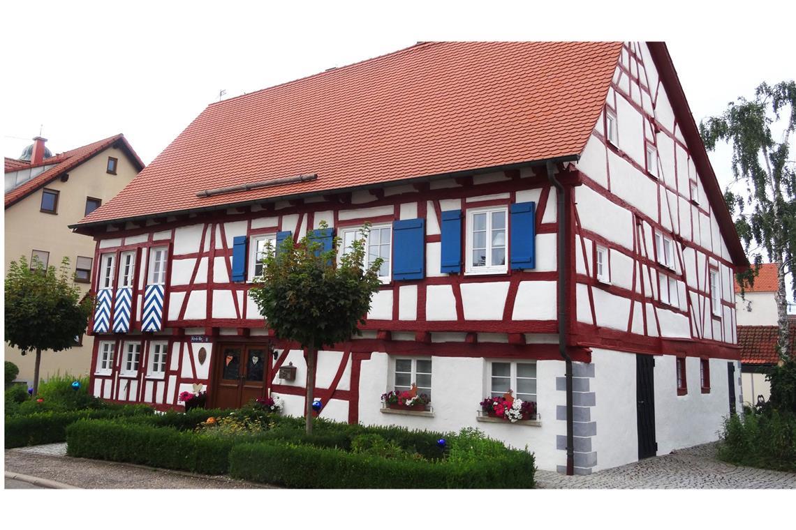 Immer mehr alte Bauernhäuser verschwinden ...mittlerweile erstrahlt das Haus in Laichingen in neuer Pracht.