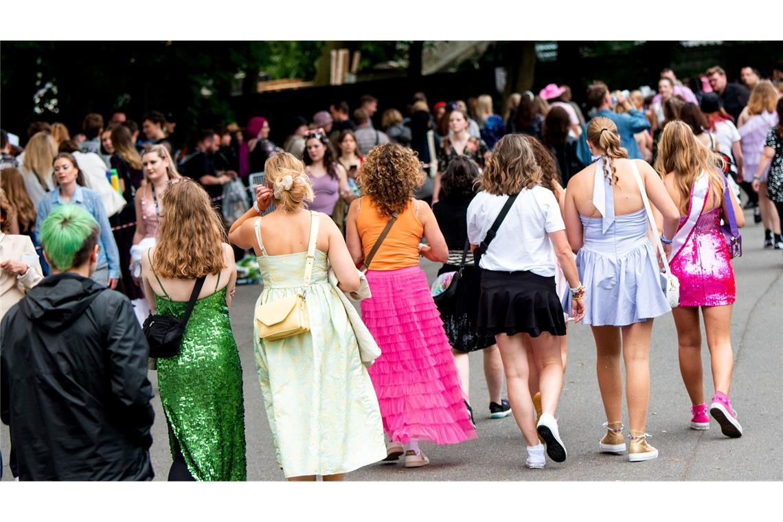 Mittlerweile geht fast alles: Sowohl lange als auch kurze Rocklängen sind im Stadtbild zu sehen.