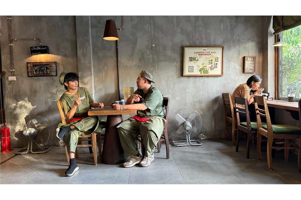 Kellner in Militärkluft: Vietnams kultigste Kaffeehauskette Mittlerweile gibt es mehr als 100 Filialen - und trotz des Militär-Themas ist es gemütlich.