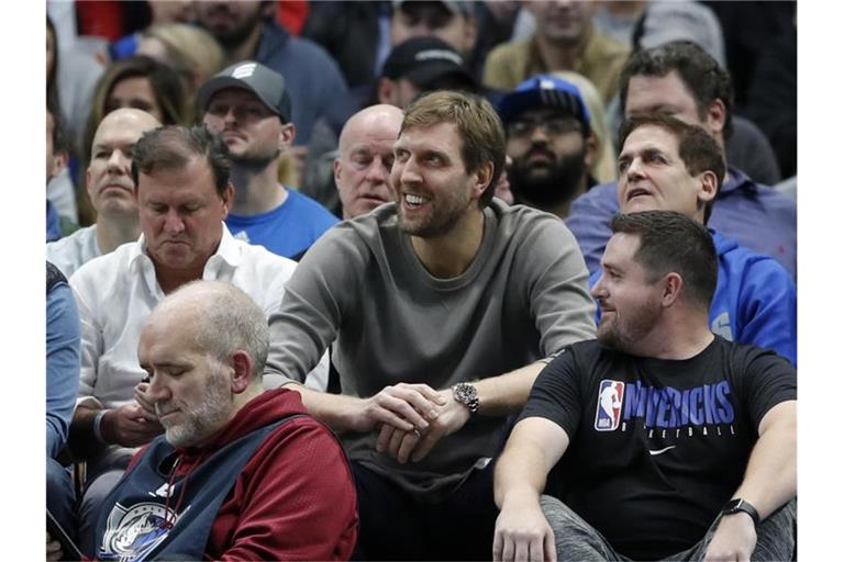 Mittlerweile unter den Zuschauern und nicht mehr auf dem Basketball-Court: Dirk Nowitzki. Foto: Tony Gutierrez/AP/dpa
