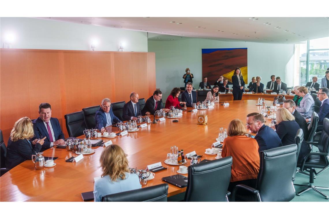 Mittwochs treffen sich die Ministerinnen und Minister mit dem Kanzler im Kabinettsaal des Bundeskanzleramts.