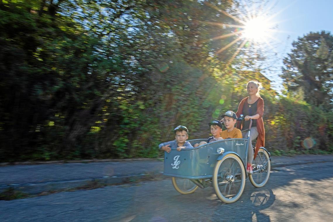 „Ich tue alles, um Autofahren zu vermeiden“ Mitunter lassen sich auch alle drei Jungs der Familie Lüngen von Mutter Corinna kutschieren, obwohl Noah und Milo, zwölf und zehn Jahre alt, längst selbst fahren könnten. Der Jüngste, Momo, fünf Jahre alt, hat noch etwas Zeit. Foto: A. Becher