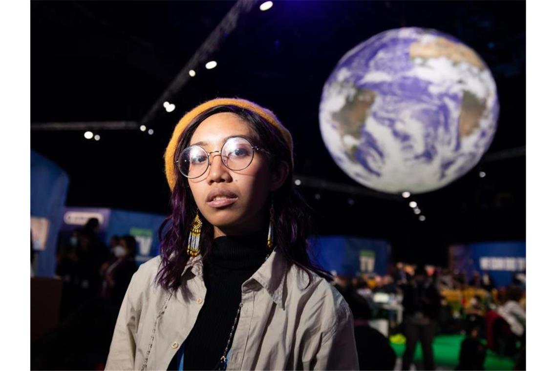 Mitzi Jonelle Tan, Klimaaktivistin von den Philippinen, steht bei der UN-Klimakonferenz COP26 in der „Action Zone“. Foto: Christoph Soeder/dpa