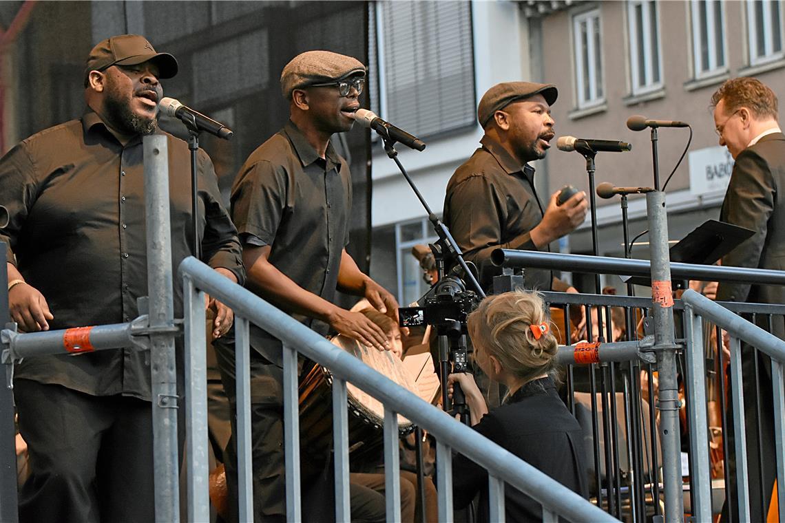 O sole mio mit Afrikaflair und Wolldecken beim classic-oper(n)-air in Backnang Mo Zulu Art verbindet klassische und afrikanische Musik. Fotos: Tobias Sellmaier