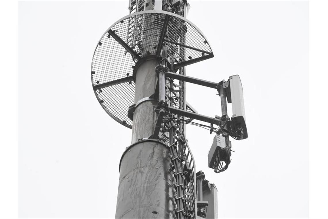 Mobilfunkantennen den Mobilfunkstandard 5G sind an einem Mobilfunkmast angebracht. Foto: Stefan Sauer/dpa-Zentralbild/dpa/Archivbild