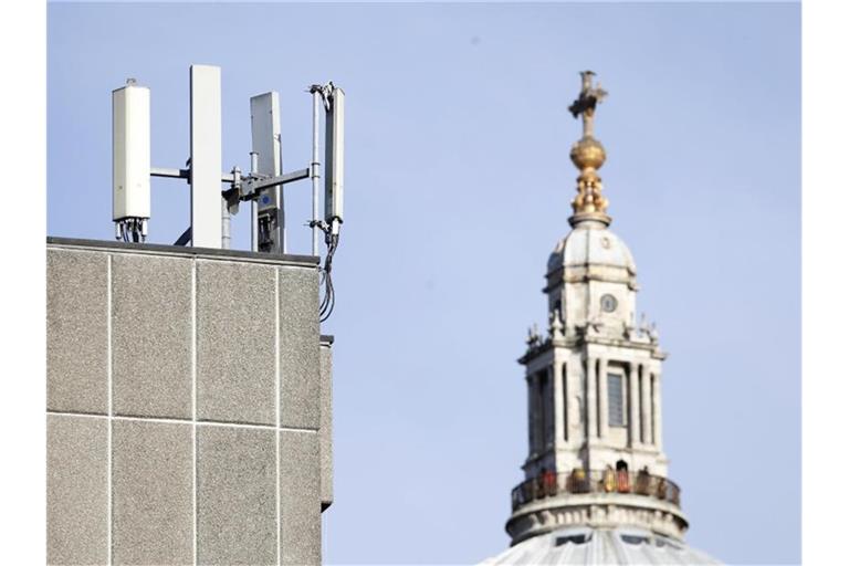 Mobilfunkmasten sind vor der St. Paul's Cathedral in der Londoner Innenstadt zu sehen. Der chinesische Telekomriese Huawei darf sich am 5G-Ausbau in Großbritannien beteiligen. Foto: Alastair Grant/AP/dpa