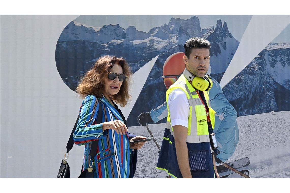 Jeff Bezos und Lauren Sánchez sagen Ja bei Vermählung der Superlative Mode-Designerin Diane von Fürstenberg bei der Anreise ...