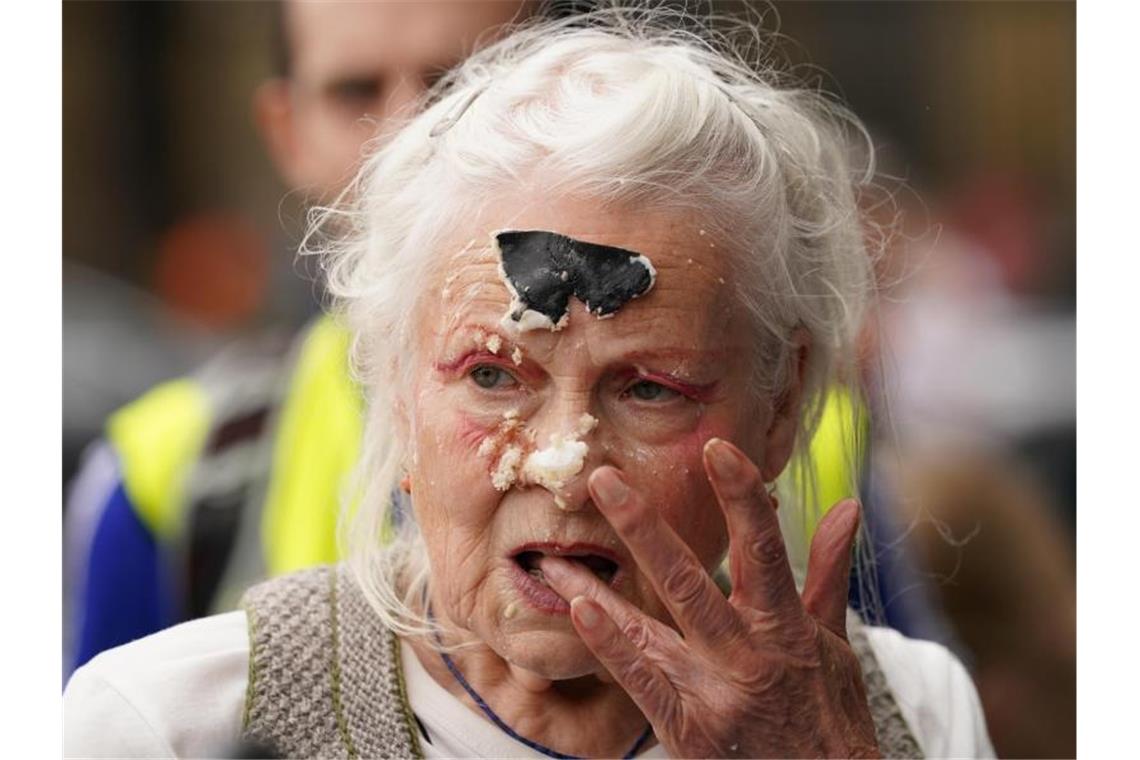 Modedesignerin Vivienne Westwood hat sich beim Protest-Picknick Torte ins Gesicht geschmiert. Foto: Jonathan Brady/PA Wire/dpa