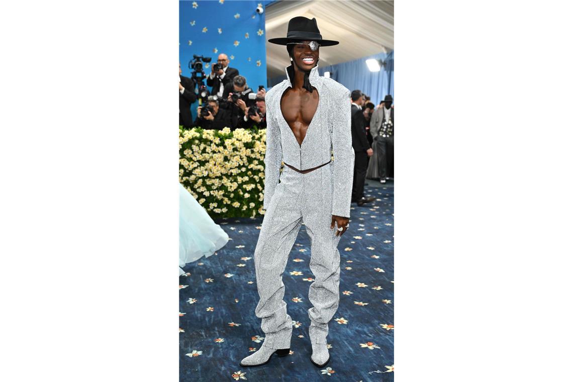 Tops und Flops auf dem roten Teppich Model Alton Mason hat sich für die Farbe Silber entschieden.