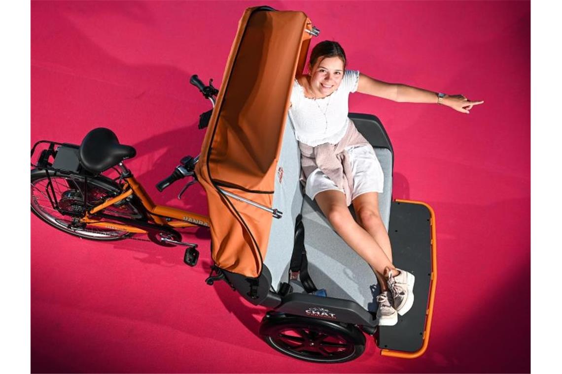 Fahrradbranche nach gutem ersten Halbjahr zuversichtlich Model Christiane sitzt vor der Eröffnung der Eurobike 2019 auf einer Rikscha des Herstellers Van Raam. Foto: Felix Kästle
