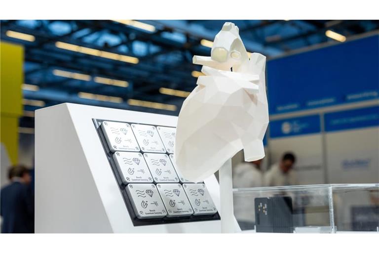 Modell eines Herzens mit Sensoren der Bosch Quantum Sensoring GmbH auf der Fachmesse Quantum Effects in Stuttgart.