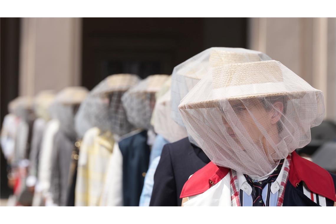 Models tragen in Mailand Kreationen aus der neuen Frühjahr/Sommer-Kollektion von Tom Browne.