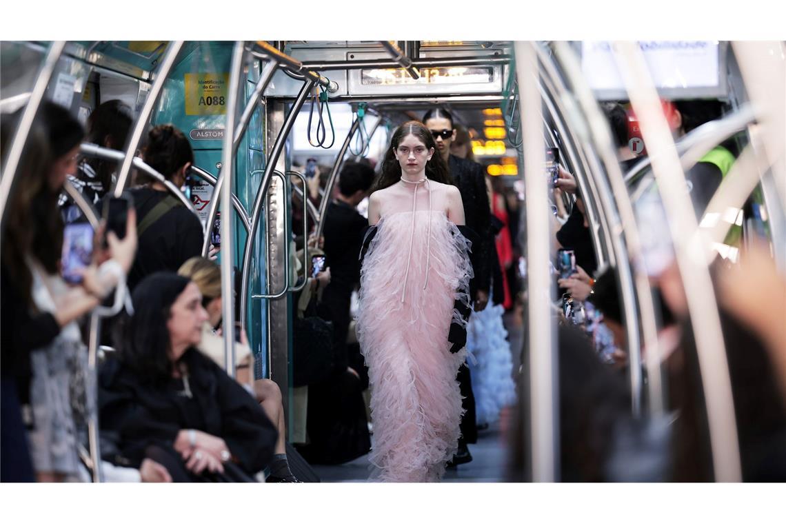 Models tragen Kreationen von Gloria Coelho während einer Veranstaltung der Sao Paulo Fashion Week in der U-Bahn.