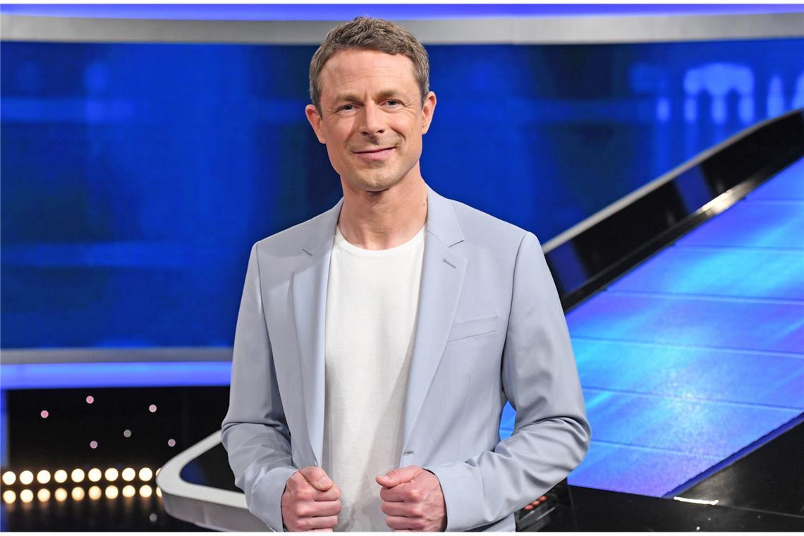 „Gefragt – Gejagt“ bekommt neuen Sendeplatz Moderator Alexander Bommes in Studiokulisse.