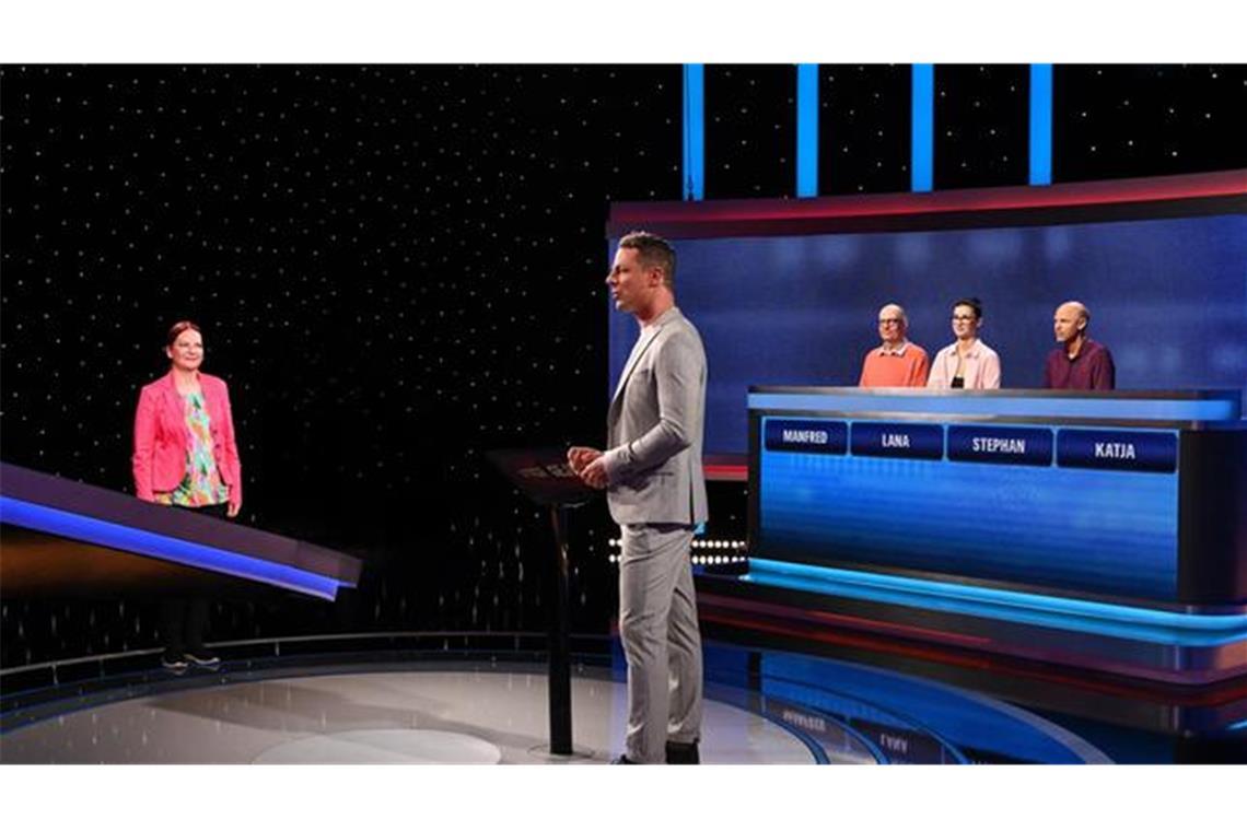 Moderator Alexander Bommes mit den Kandidat:innen: Katja Illgen, Manfred Plagens, Lana Lange und Stephan Wittkopp.