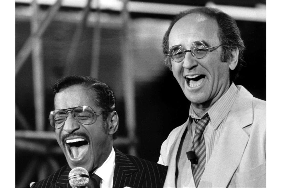„Auf Wiedersehen, Bio!“ - Trauer um Alfred Biolek Moderator Alfred Biolek 1982 in seiner Show „Bio's Bahnhof“ mit Entertainer Sammy Davis jr. Foto: Horst Ossinger/dpa