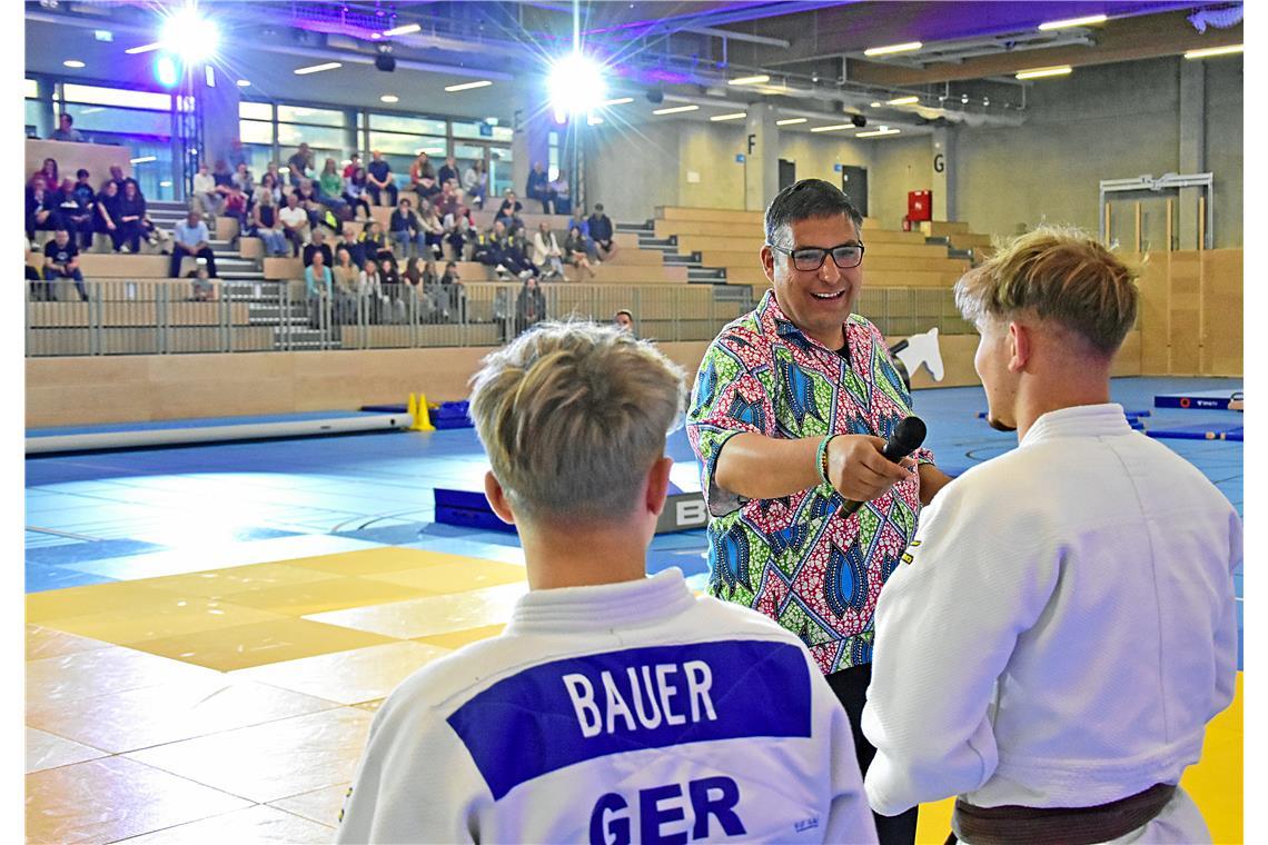 Moderator Benjamin Philipp befragt zwei Judokas der TSG Backnang.