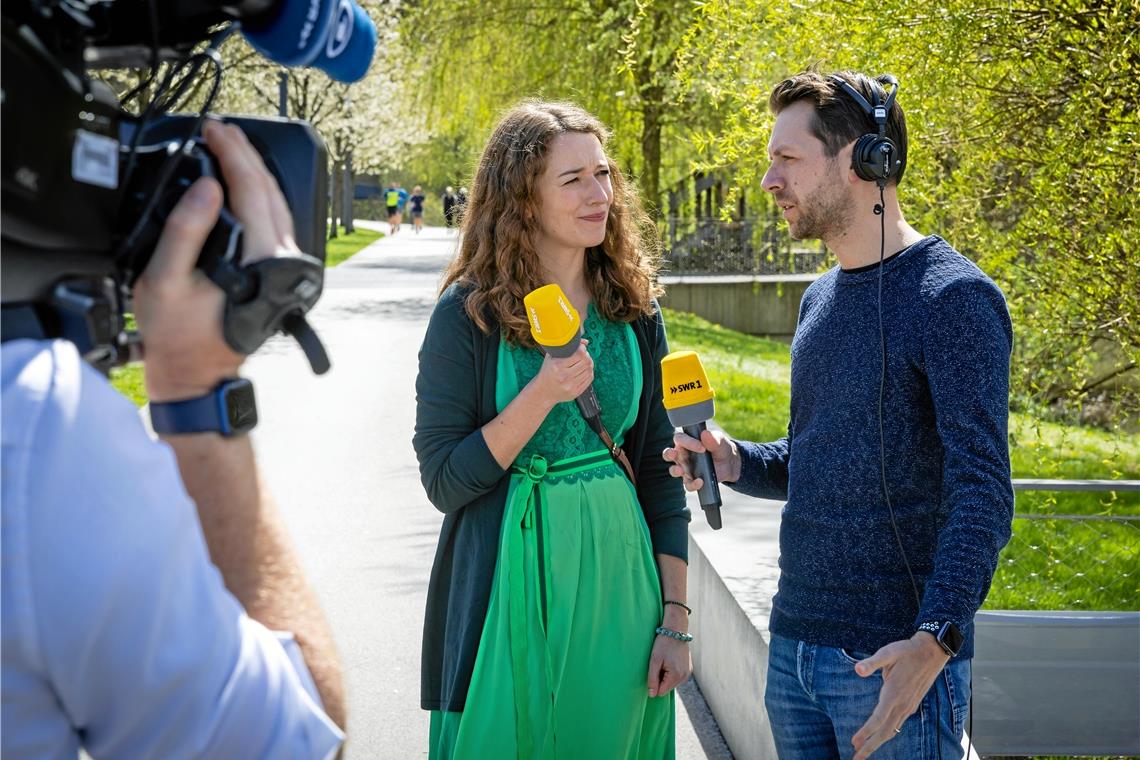 An der Murrtreppe in Backnang wird Radio gemacht Moderator Corvin Tondera-Klein lässt sich von Waldfee Jessica Wurster erklären, was man im Schwäbischen Wald alles erleben kann.