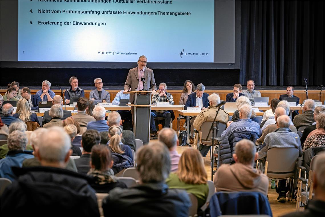 Moderator Frank Ulmer begrüßt die Besucher, denen im Backnanger Bürgerhaus eine Phalanx aus Behördenvertretern und Experten gegenübersitzt. Foto: Alexander Becher