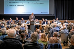 Moderator Frank Ulmer begrüßt die Besucher, denen im Backnanger Bürgerhaus eine Phalanx aus Behördenvertretern und Experten gegenübersitzt. Foto: Alexander Becher