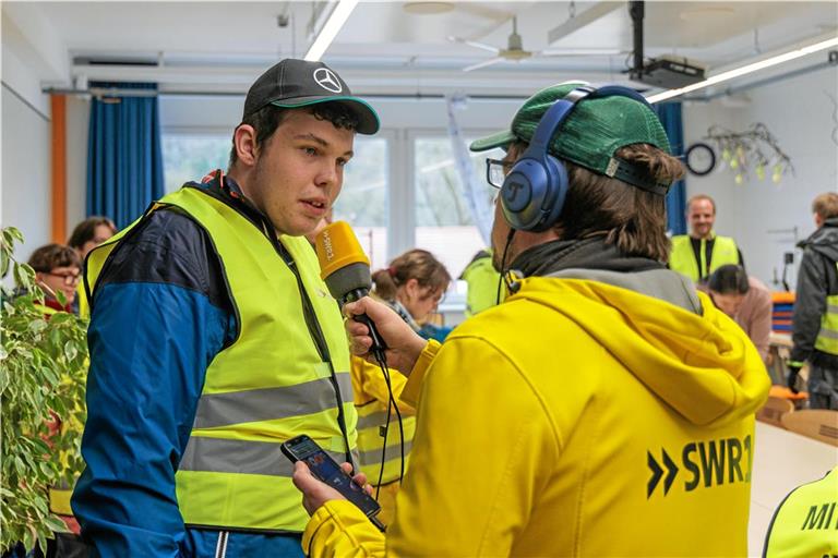 Moderator Ingo Lege lässt auch die Beschäftigten zu Wort kommen. Die Interviews sendet der SWR noch während des Aktionstags. Fotos: Stefan Bossow