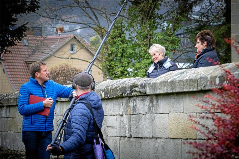 Moderator Jens Hübschen stellt Monika Merklein und Ute Enders (von links) vor eine Aufgabe. Fotos: A. Becher