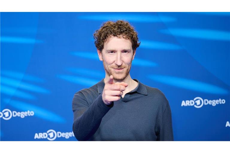 Moderator Louis Klamroth (35) mit erhobenem Zeigefinger.
