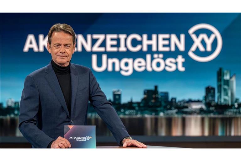 Moderator Rudi Cerne steht im ZDF-Studio von "Aktenzeichen XY… Ungelöst" auf dem Bavaria Film Gelände. (zu dpa: «Junge stürzt von Brücke - Zeugensuche bei «Aktenzeichen XY…»»)