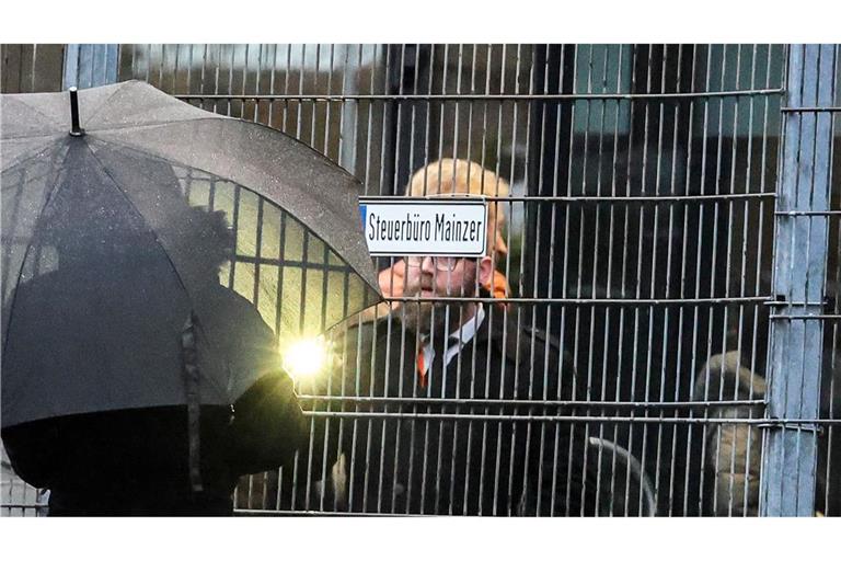 Moderator Thomas Gottschalk (hinten M, orangefarbene Jacke) kommt vor der RTL-Show "Denn sie wissen nicht, was passiert" am Studio an.