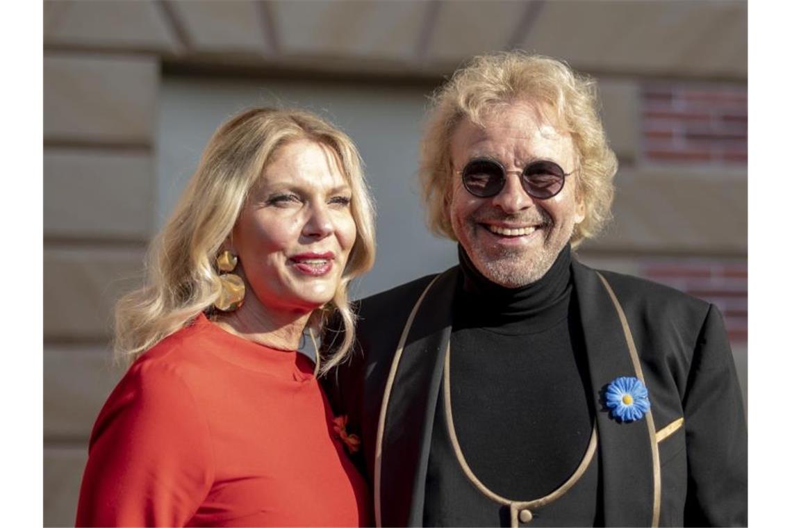 Moderator Thomas Gottschalk und seine neue Freundin Karina Mroß stehen zusammen im Europa-Park. Foto: Patrick Seeger