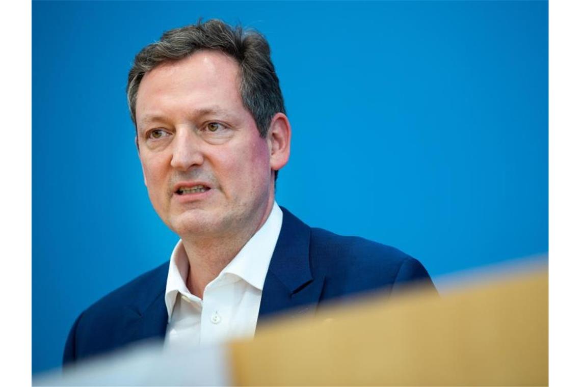 Moderator und Mediziner Eckart von Hirschhausen spricht auf einer Pressekonferenz. Foto: Monika Skolimowska/dpa-Zentralbild/dpa/archivbild