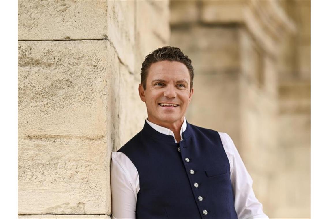 Arbeit statt Urlaub: Stefan Mross nach Ende seiner TV-Show Moderator und Musiker Stefan Mross posiert im Europa-Park. Foto: PAtrick Seeger/Archivbild