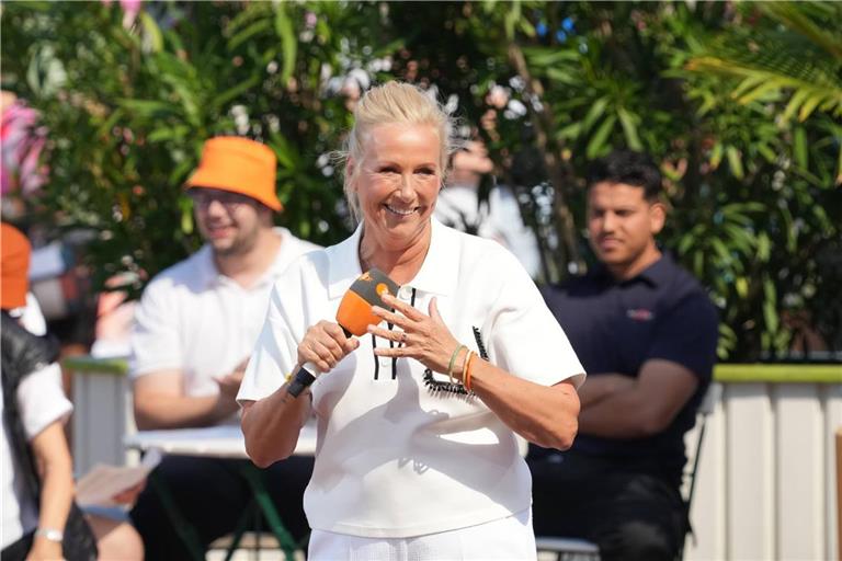 Moderatorin Andrea "Kiwi" Kiewel begrüßt Stars wie die Amigos, Bernhard Brink und viele mehr.