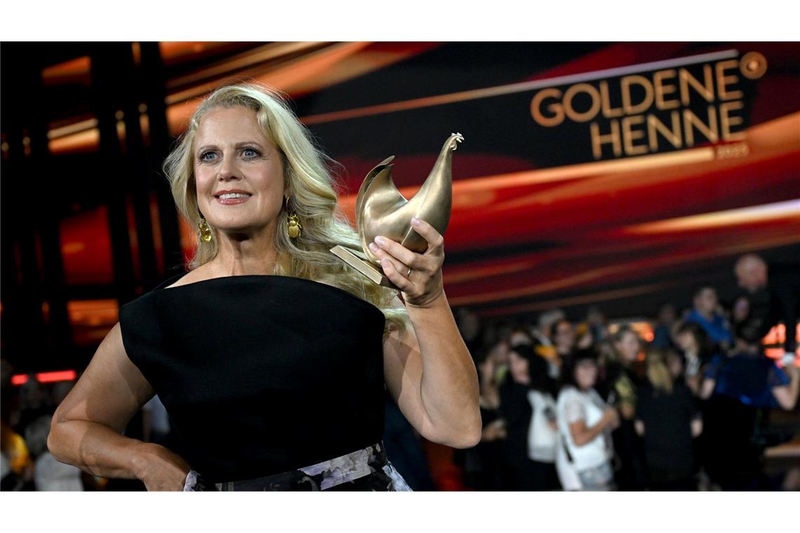 Moderatorin Barbara Schöneberger, Gewinnerin in der Kategorie "Entertainment", freut sich nach der Verleihung des Medienpreises Goldene Henne über ihre Auszeichnung.