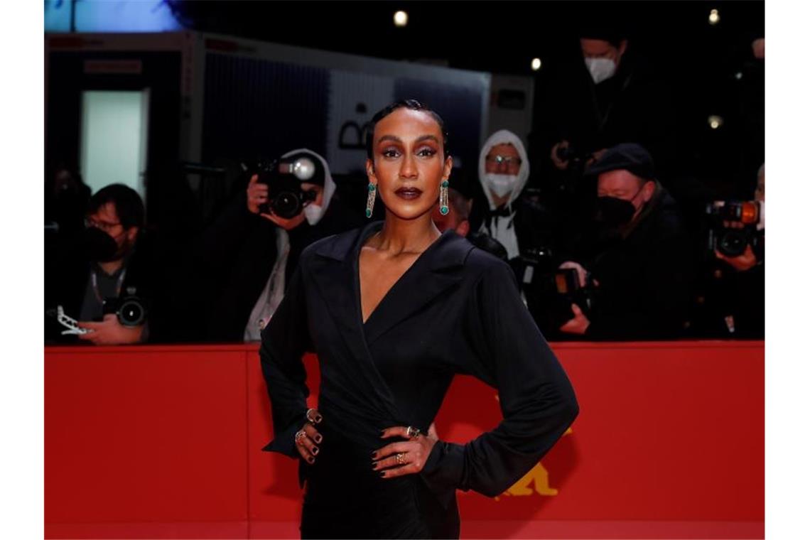 Berlinale 2022: Goldener Bär geht an „Alcarràs“ Moderatorin Hadnet Tesfai kommt zur Preisverleihung. Foto: Gerald Matzka/dpa