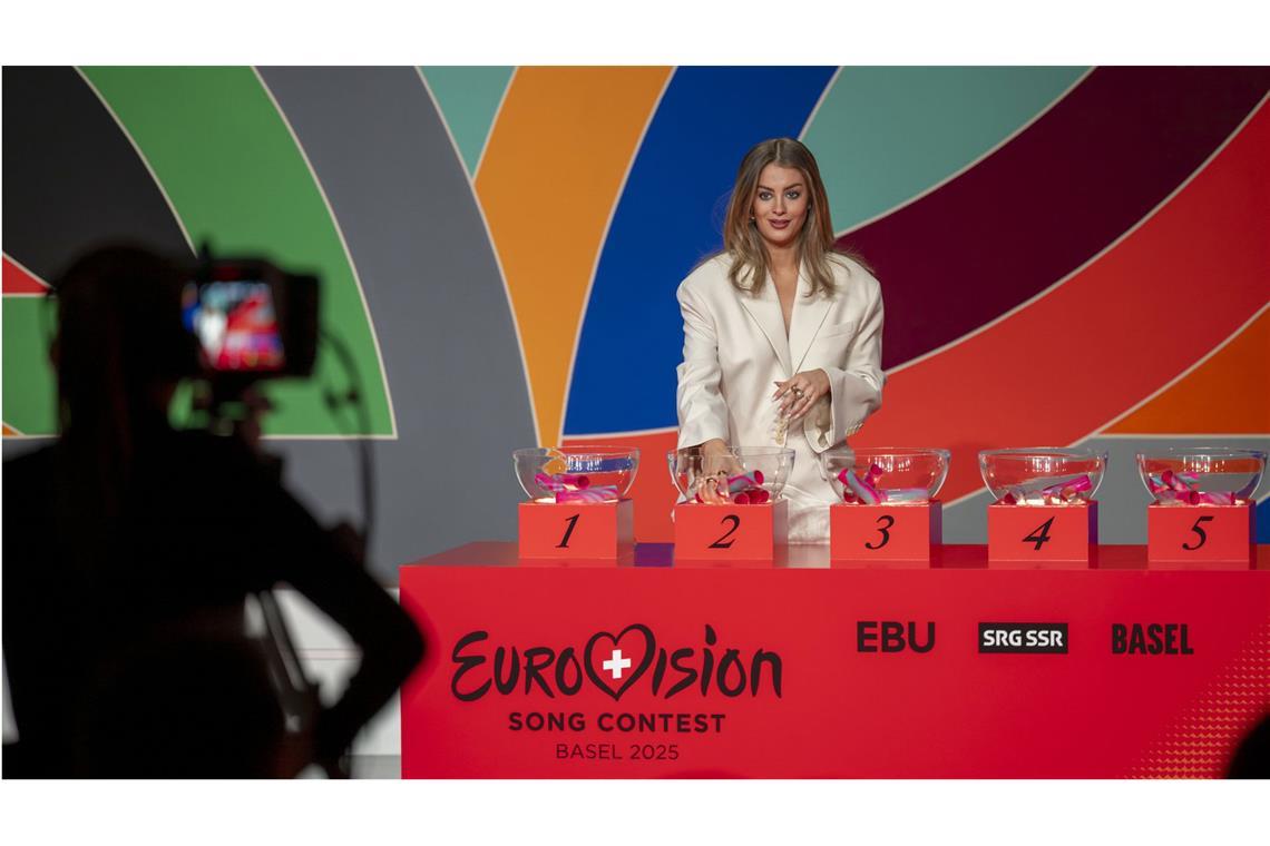 In welchem Halbfinale Deutschland beim ESC abstimmt Moderatorin Jennifer Bosshard während der Auslosung des Halbfinales des ESC 2025.