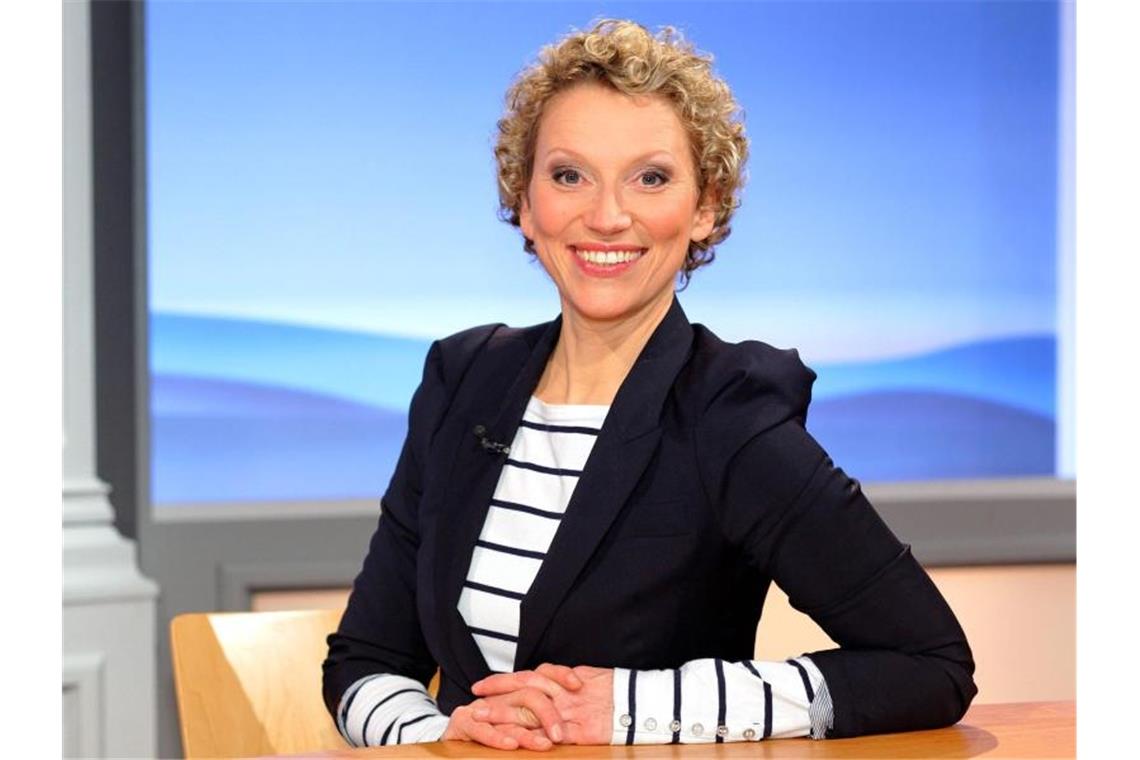Julia Westlake übernimmt Fernsehsendung von Wieland Backes Moderatorin Julia Westlake sitzt an einem Tisch. Foto: Peter A. Schmidt/SWR/Peter A. Schmidt/dpa