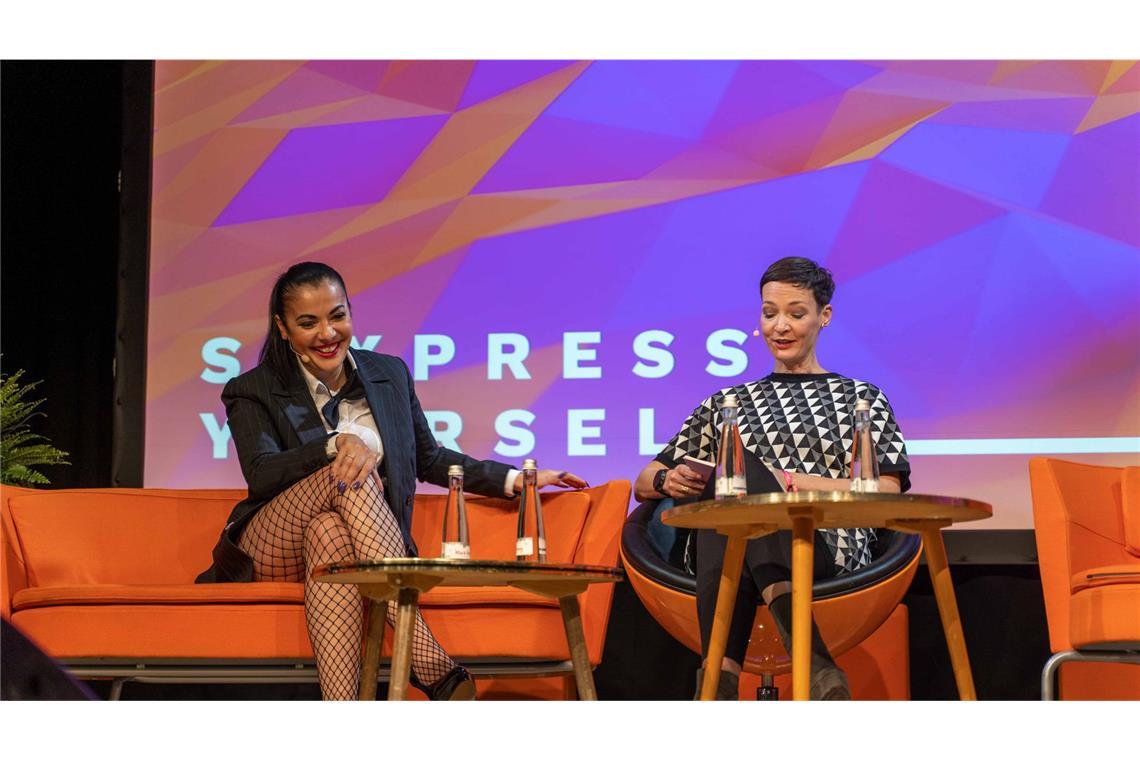 Moderatorin Kimsy von Reischach (rechts) mit Lady Bitch Ray bei der About Pop