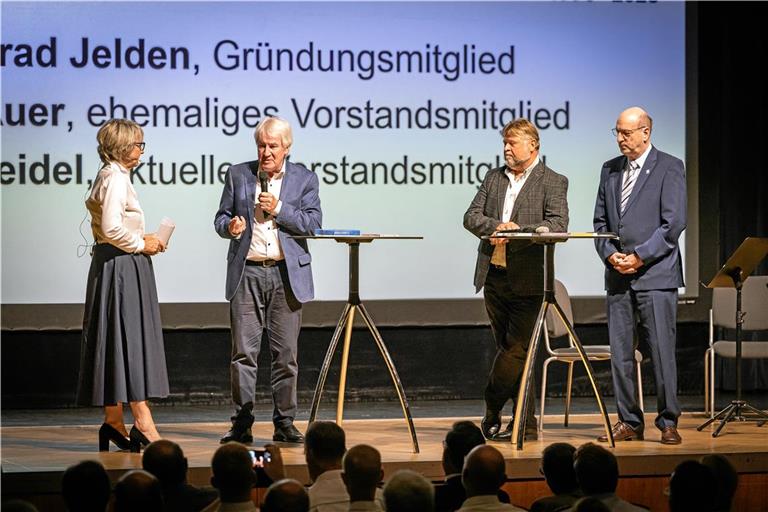 Moderatorin Petra Klein arbeitete im Gespräch mit Gründungsmitglied Konrad Jelden die Entwicklung der Initiative heraus. Foto: Alexander Becher