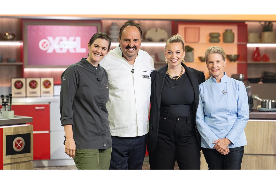 „Die Küchenschlacht“ demnächst in der Primetime Moderatorin Zora Klipp (2. v. re.) und die Profiköche Viktoria Fuchs, Johann Lafer und Cornelia Poletto (v. li.) in "Die Küchenschlacht XXL"