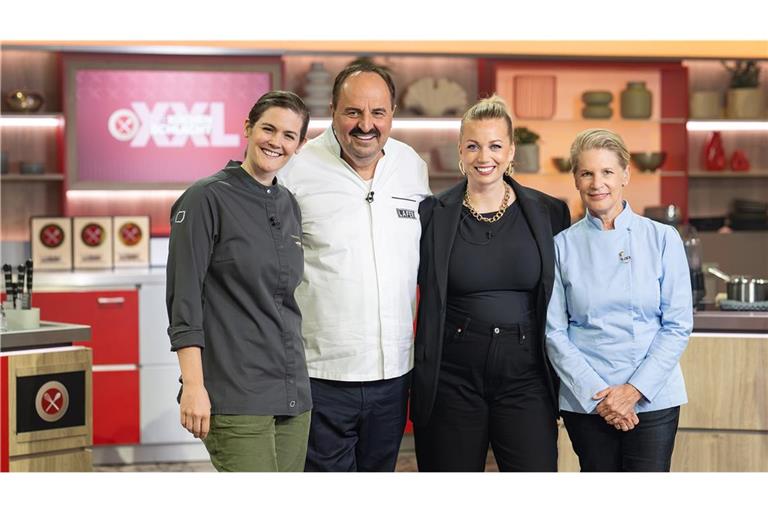 Moderatorin Zora Klipp (2. v. re.) und die Profiköche Viktoria Fuchs, Johann Lafer und Cornelia Poletto (v. li.) in "Die Küchenschlacht XXL"