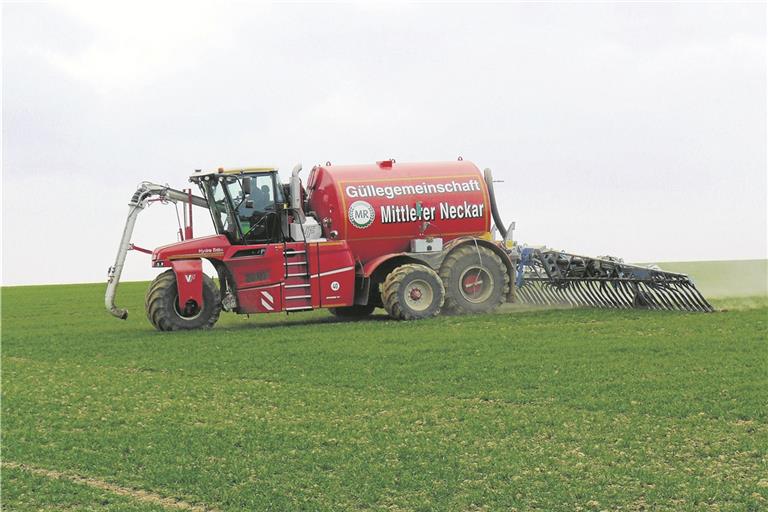 Moderne, bodennahe Gülleausbringung: Die Düngemittelverordnung fordert die Landwirtschaft heraus. Der Maschinenring muss daher up to date sein. Fotos: Maschinenring (3), J. Fiedler (1)
