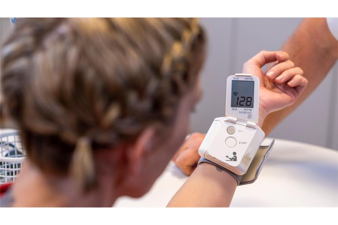 Der "Silent Killer" – Wieso Bluthochdruck gefährlich ist Moderne digitale Blutdruckgeräte können auch am Handgelenk messen, was im Vergleich zum Oberarm aber ungenauer sein kann. (Archivbild)