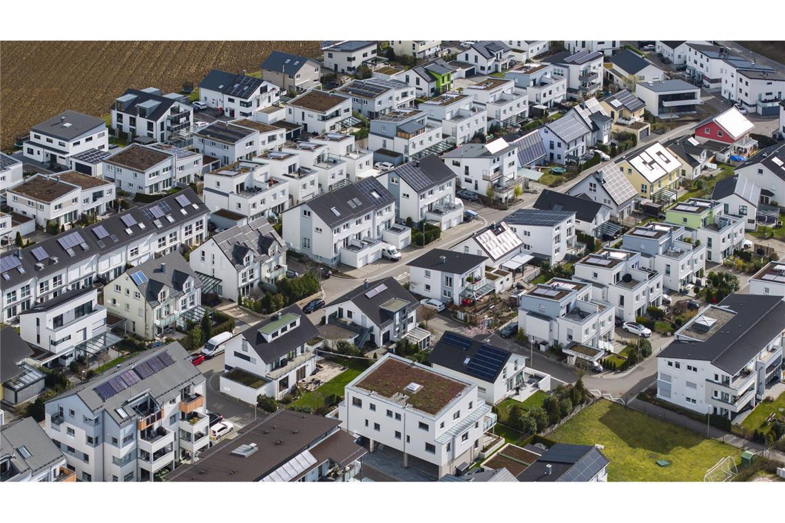 Modernes Wohngebiet mit Einfamilienhäusern und Mehrfamilienhäusern in Baden-Württemberg. (Symbolbild)