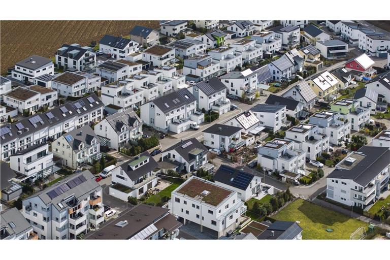Modernes Wohngebiet mit Einfamilienhäusern und Mehrfamilienhäusern in Baden-Württemberg. (Symbolbild)