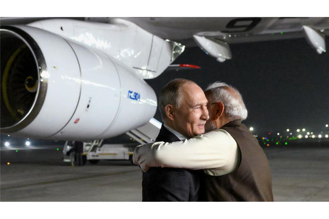 Modi umarmte Putin schon am Flughafen, als der im Dezember Neu-Delhi besuchte. (Archivbild)