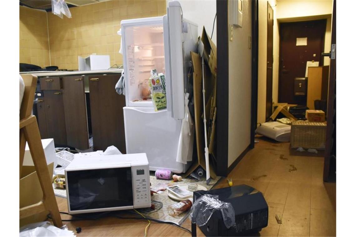 Tote und viele Verletzte bei Erdbeben in Fukushima Möbel und Elektrogeräte liegen nach dem Erdbeben verstreut in einer Wohnung in Fukushima. Foto: -/Kyodo News/AP/dpa