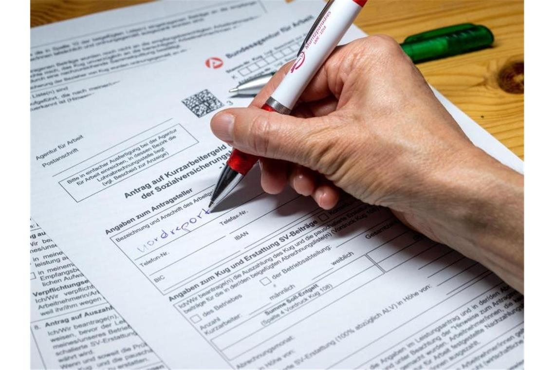 Arbeitgeber gegen pauschal höheres Kurzarbeitergeld Möglicherweise könnte das Kurzarbeitergeld von 60 auf 80 Prozent der Nettoeinbußen steigen. Foto: Jens Büttner/dpa-Zentralbild/dpa