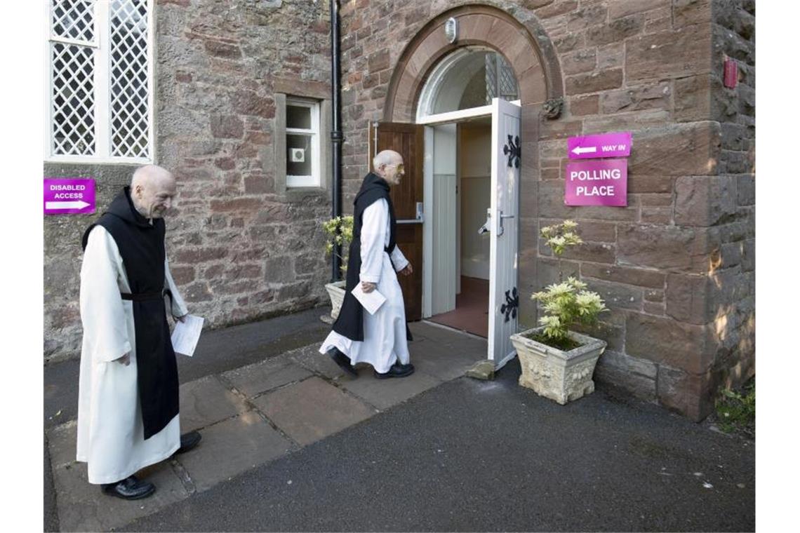Mönche gehen zur Stimmenabgabe für die Europawahl im britischen East Lothain. Foto: Jane Barlow/PA Wire